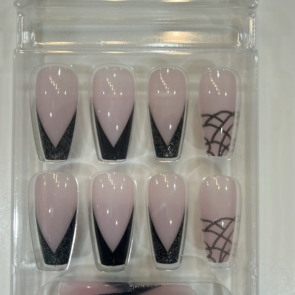 24 piece Pink and Black Press on Nails - Picture 4 of 10